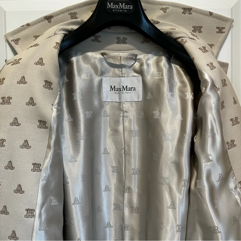 SOLD! MAX MARA FULL LOGO TRENCH COAT SIZE: US6 IT40 NEW WITH TAG FALL/WINTER - Picture 14 of 16